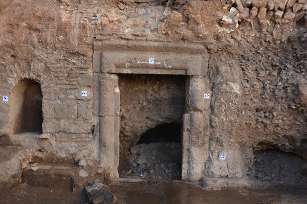 اكتشاف لوحة فسيفسائية، تعتبر الأندر عالمياً، في مدينة (الرستن الفوقاني) في محافظة حمص وسط سوريا - سبوتنيك عربي