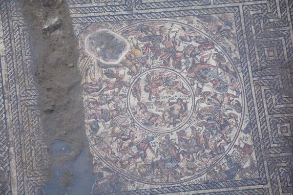 اكتشاف لوحة فسيفسائية، تعتبر الأندر عالمياً، في مدينة (الرستن الفوقاني) في محافظة حمص وسط سوريا - سبوتنيك عربي