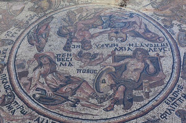 اكتشاف لوحة فسيفسائية، تعتبر الأندر عالمياً، في مدينة (الرستن الفوقاني) في محافظة حمص وسط سوريا - سبوتنيك عربي