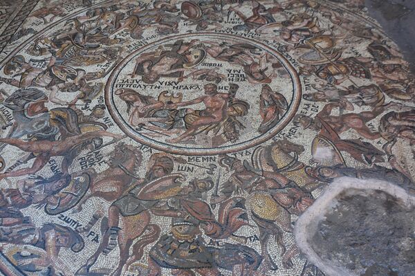 اكتشاف لوحة فسيفسائية، تعتبر الأندر عالمياً، في مدينة (الرستن الفوقاني) في محافظة حمص وسط سوريا - سبوتنيك عربي