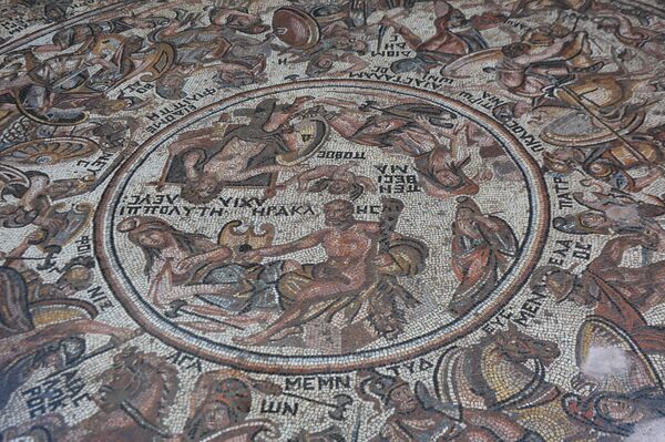 اكتشاف لوحة فسيفسائية، تعتبر الأندر عالمياً، في مدينة (الرستن الفوقاني) في محافظة حمص وسط سوريا - سبوتنيك عربي