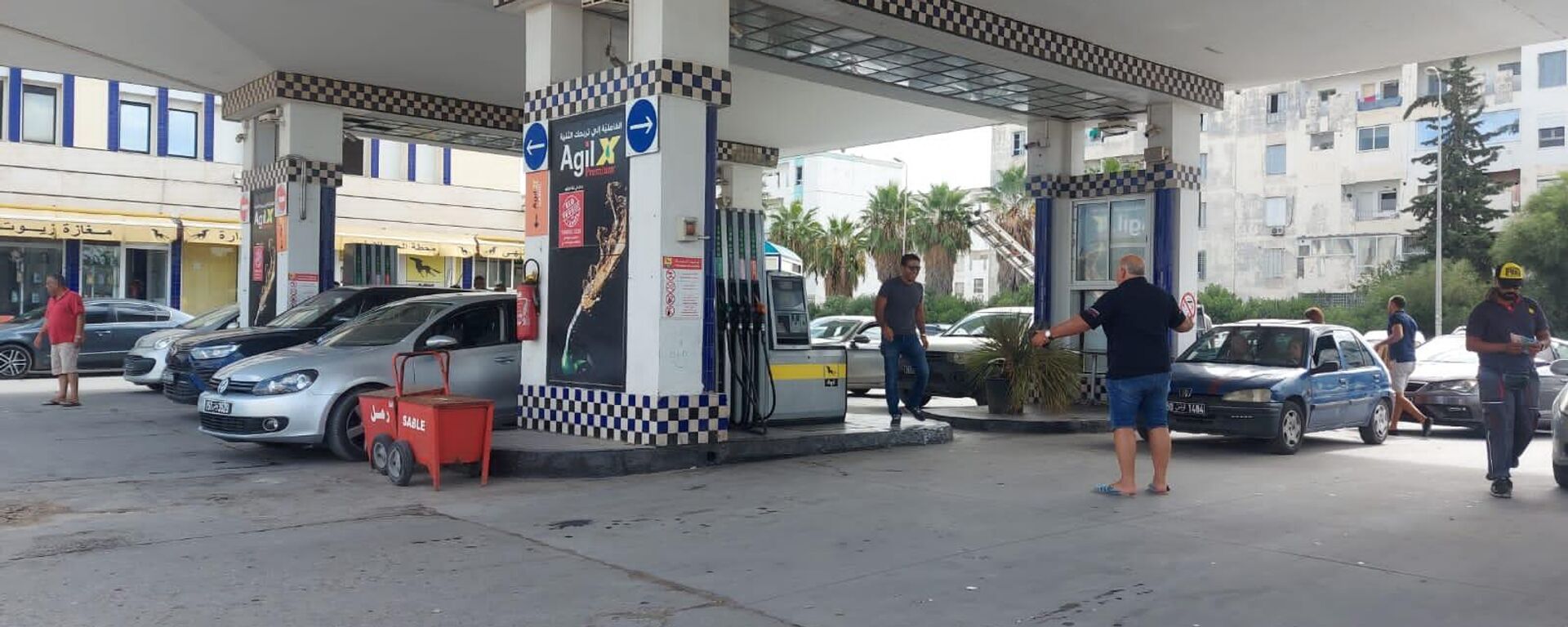  أزمة وقود في تونس تقود أصحاب السيارات إلى الانتظار لساعات في طوابير أمام محطات الوقود - سبوتنيك عربي, 1920, 09.01.2023