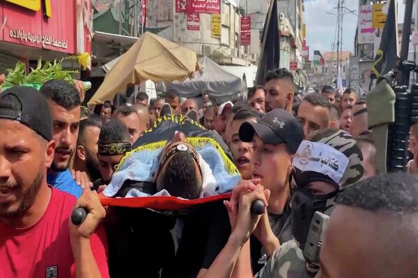 تشيع جثمان طبيب فلسطيني قتل في عملية عسكرية للجيش الإسرائيلي في مخيم جنين شمال الضفة الغربية - سبوتنيك عربي