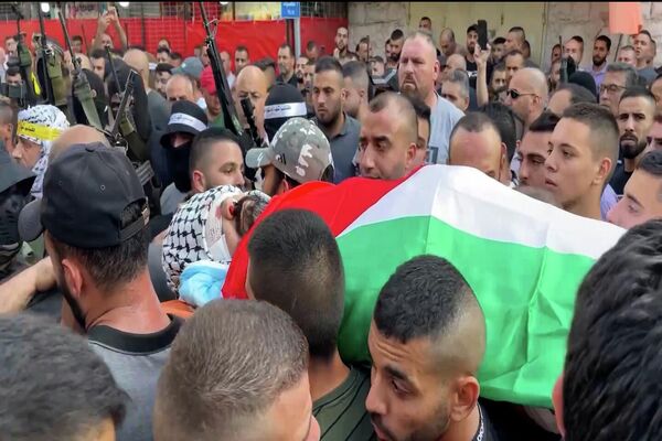 تشيع جثمان طبيب فلسطيني قتل في عملية عسكرية للجيش الإسرائيلي في مخيم جنين شمال الضفة الغربية - سبوتنيك عربي