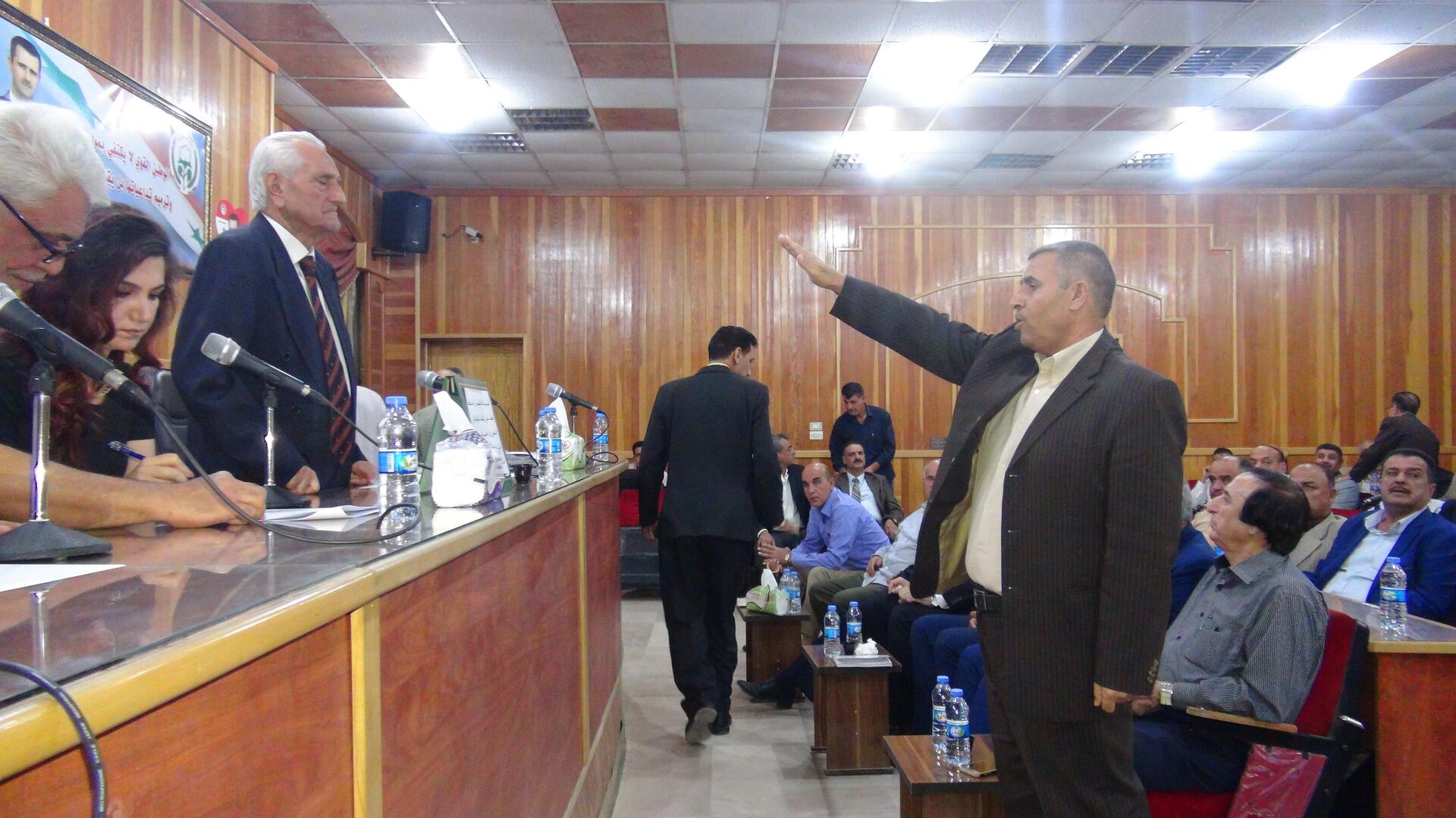 أعضاء مجلس الحسكة السورية المنتخب يحيي روسيا وشعبها ويطالب الاحتلال الأمريكي بالرحيل
أعضاء مجلس الحسكة السورية المنتخب يحيي روسيا وشعبها ويطالب الاحتلال الأمريكي بالرحيل
- سبوتنيك عربي, 1920, 17.10.2022