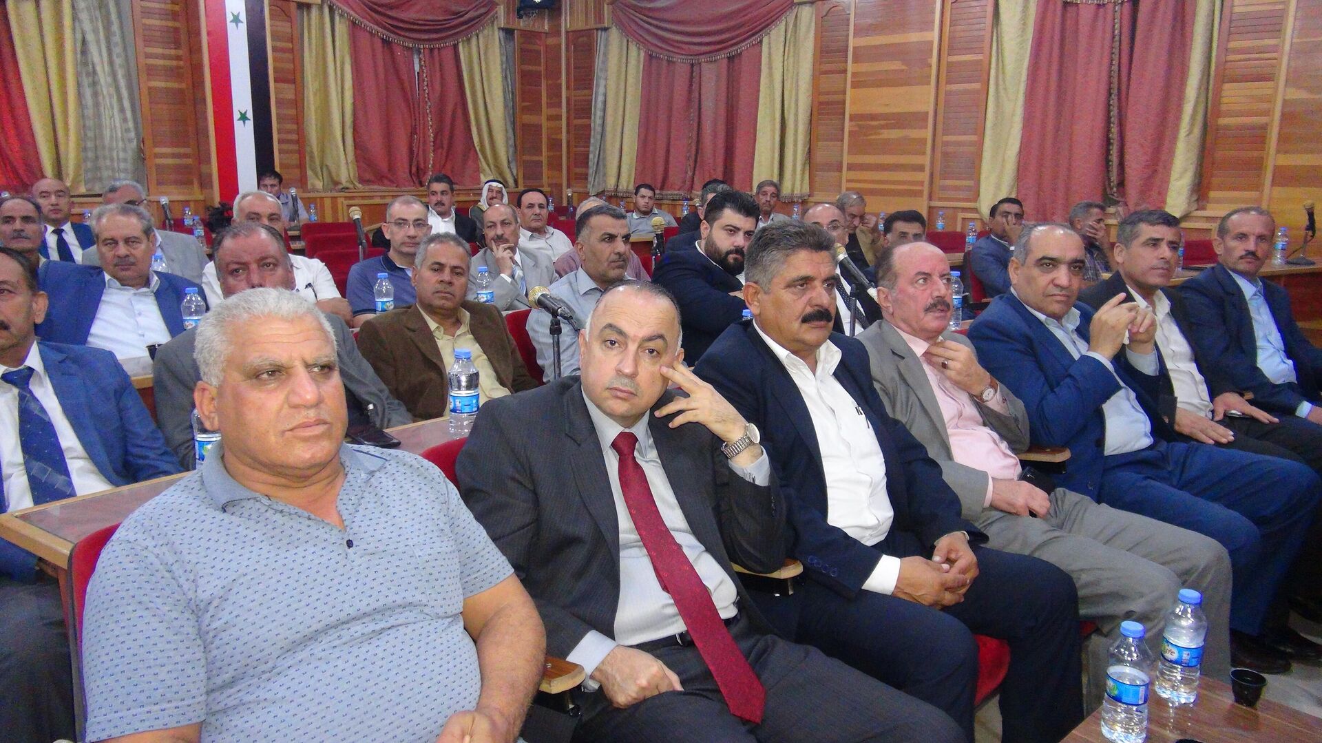 أعضاء مجلس الحسكة السورية المنتخب يحيي روسيا وشعبها ويطالب الاحتلال الأمريكي بالرحيل
أعضاء مجلس الحسكة السورية المنتخب يحيي روسيا وشعبها ويطالب الاحتلال الأمريكي بالرحيل
- سبوتنيك عربي, 1920, 17.10.2022