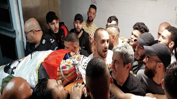 آلاف الفلسطينيين يشيعون جثمان القيادي في مجموعة عرين الأسود تامر الكيلاني بمدينة نابلس - سبوتنيك عربي