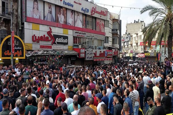 آلاف الفلسطينيين يشيعون جثمان القيادي في مجموعة عرين الأسود تامر الكيلاني بمدينة نابلس - سبوتنيك عربي