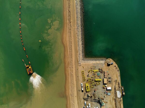 صورة جوية التقطت في 20 أكتوبر 2022، تظهر حواجز الأمواج في مشروع ميناء الفاو الكبير، قيد الإنشاء، في مدينة البصرة الجنوبية. - سبوتنيك عربي