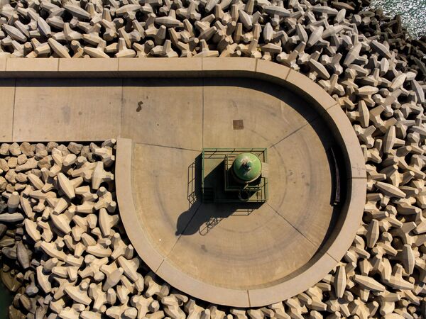 صورة جوية التقطت في 20 أكتوبر 2022، تظهر منارة في مشروع ميناء غراند فاو ، قيد الإنشاء، في مدينة البصرة الجنوبية. - سبوتنيك عربي