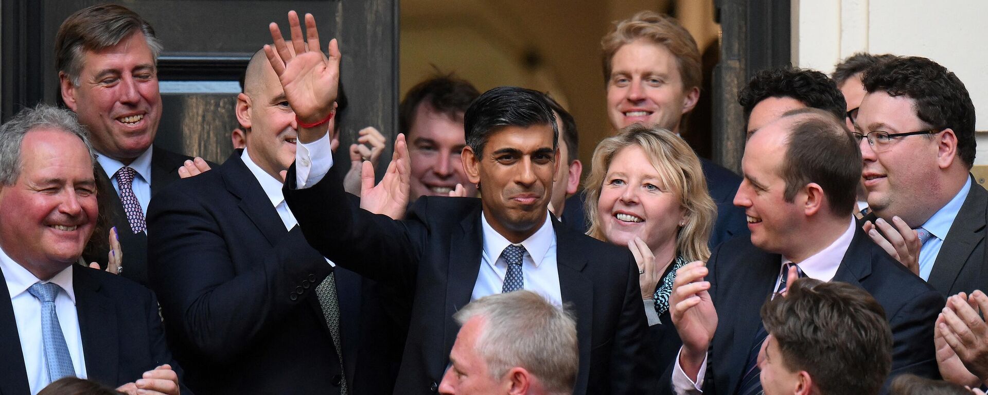 يلوح زعيم حزب المحافظين الجديد ورئيس الوزراء القادم ريشي سوناك (وسط الصورة) عند وصوله إلى مقر حزب المحافظين في وسط لندن بعد الإعلان عن فوزه في مسابقة قيادة حزب المحافظين ، في 24 أكتوبر 2022. - سبوتنيك عربي, 1920, 25.10.2022