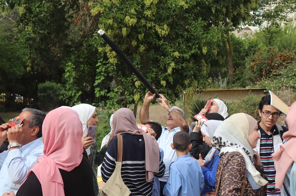 هواة الفلك السوريين يرصدون كسوف الشمس في دمشق هواة الفلك السوريين يرصدون كسوف الشمس في دمشق - سبوتنيك عربي