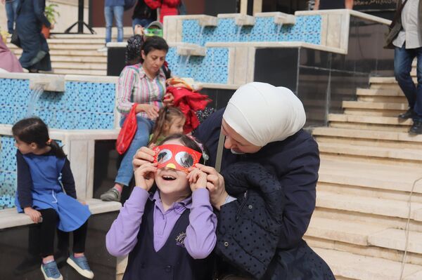 هواة الفلك السوريين يرصدون كسوف الشمس في دمشق هواة الفلك السوريين يرصدون كسوف الشمس في دمشق - سبوتنيك عربي