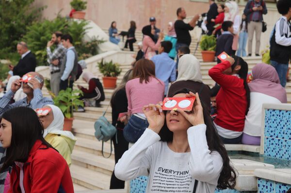 هواة الفلك السوريين يرصدون كسوف الشمس في دمشق هواة الفلك السوريين يرصدون كسوف الشمس في دمشق - سبوتنيك عربي