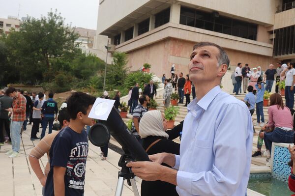 هواة الفلك السوريين يرصدون كسوف الشمس في دمشق هواة الفلك السوريين يرصدون كسوف الشمس في دمشق - سبوتنيك عربي