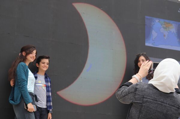 هواة الفلك السوريين يرصدون كسوف الشمس في دمشق هواة الفلك السوريين يرصدون كسوف الشمس في دمشق - سبوتنيك عربي