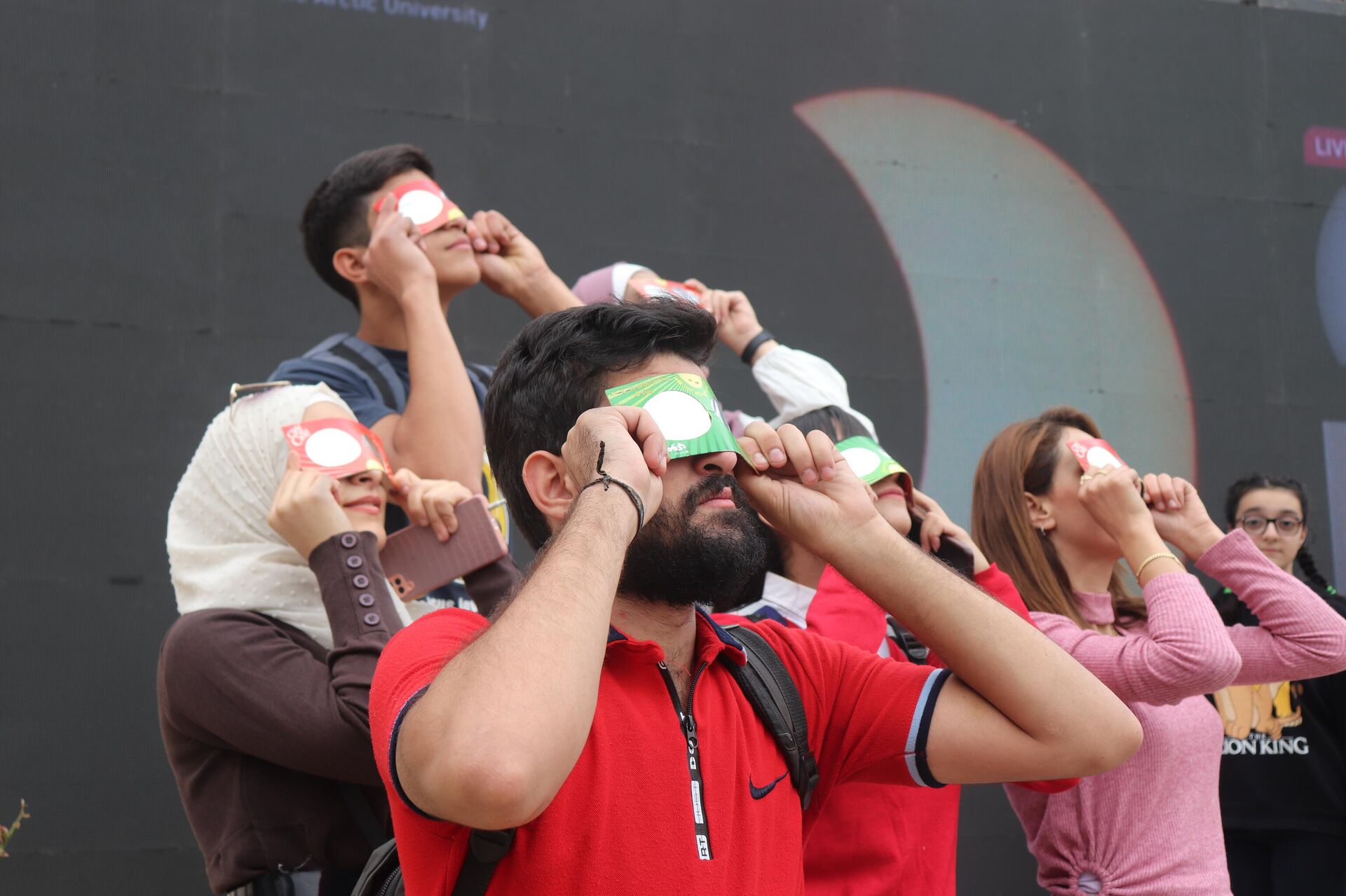 هواة الفلك السوريين يرصدون كسوف الشمس في دمشق هواة الفلك السوريين يرصدون كسوف الشمس في دمشق - سبوتنيك عربي, 1920, 25.10.2022