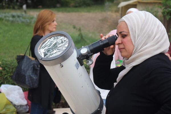 هواة الفلك السوريين يرصدون كسوف الشمس في دمشق هواة الفلك السوريين يرصدون كسوف الشمس في دمشق - سبوتنيك عربي