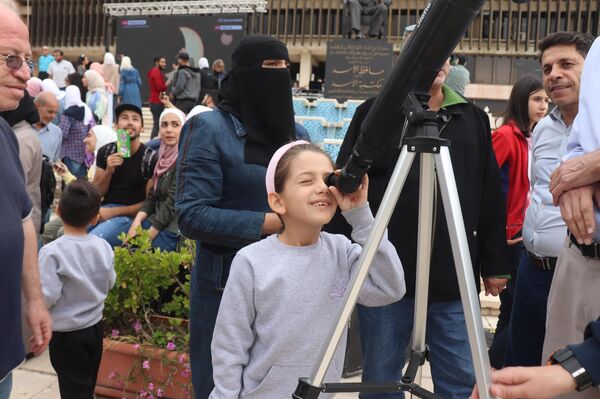 هواة الفلك السوريين يرصدون كسوف الشمس في دمشق هواة الفلك السوريين يرصدون كسوف الشمس في دمشق - سبوتنيك عربي