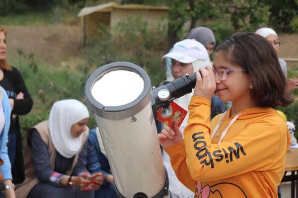 هواة الفلك السوريين يرصدون كسوف الشمس في دمشق هواة الفلك السوريين يرصدون كسوف الشمس في دمشق - سبوتنيك عربي