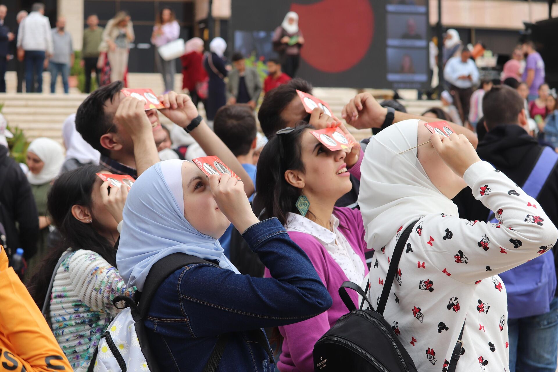 هواة الفلك السوريين يرصدون كسوف الشمس في دمشق هواة الفلك السوريين يرصدون كسوف الشمس في دمشق - سبوتنيك عربي, 1920, 25.10.2022