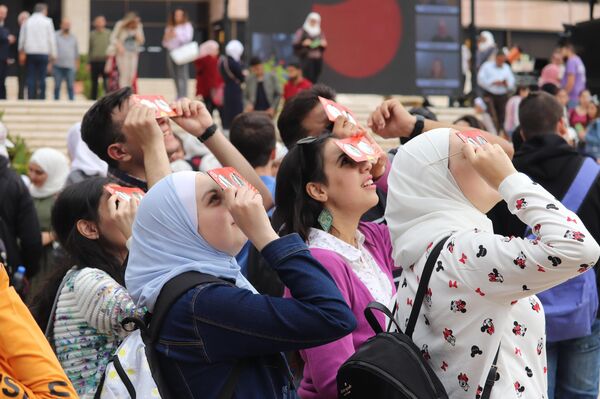 هواة الفلك السوريين يرصدون كسوف الشمس في دمشق هواة الفلك السوريين يرصدون كسوف الشمس في دمشق - سبوتنيك عربي