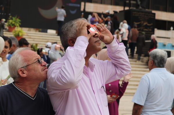 هواة الفلك السوريين يرصدون كسوف الشمس في دمشق هواة الفلك السوريين يرصدون كسوف الشمس في دمشق - سبوتنيك عربي