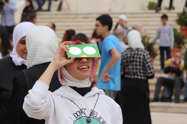 هواة الفلك السوريين يرصدون كسوف الشمس في دمشق هواة الفلك السوريين يرصدون كسوف الشمس في دمشق - سبوتنيك عربي