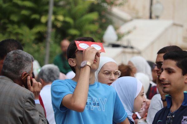 هواة الفلك السوريين يرصدون كسوف الشمس في دمشق هواة الفلك السوريين يرصدون كسوف الشمس في دمشق - سبوتنيك عربي