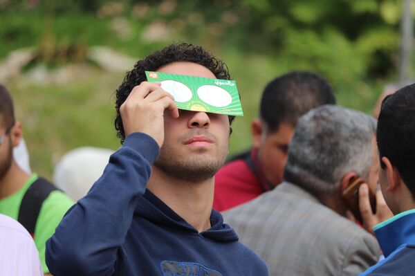 هواة الفلك السوريين يرصدون كسوف الشمس في دمشق هواة الفلك السوريين يرصدون كسوف الشمس في دمشق - سبوتنيك عربي