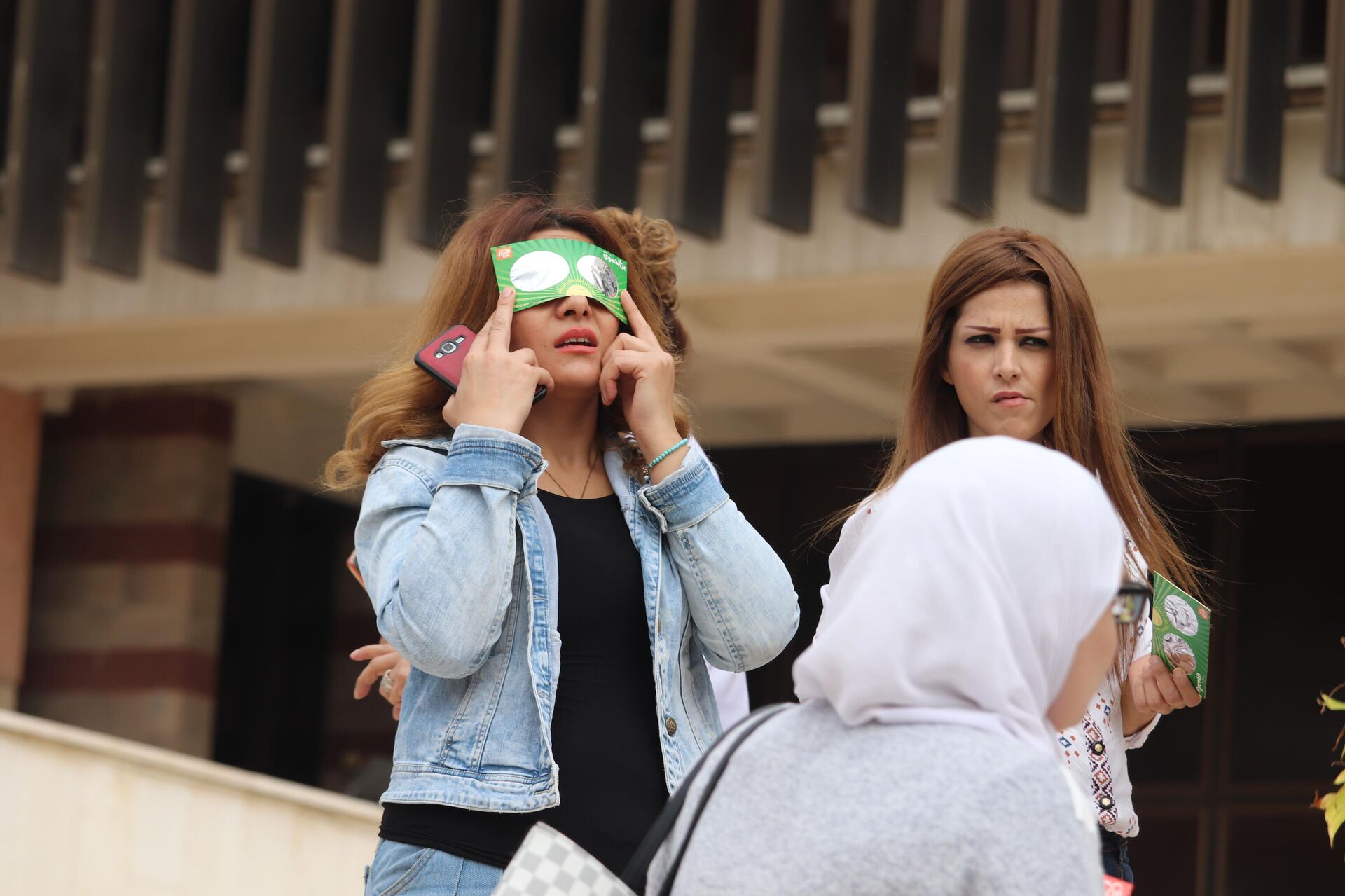 هواة الفلك السوريين يرصدون كسوف الشمس في دمشق هواة الفلك السوريين يرصدون كسوف الشمس في دمشق - سبوتنيك عربي, 1920, 25.10.2022