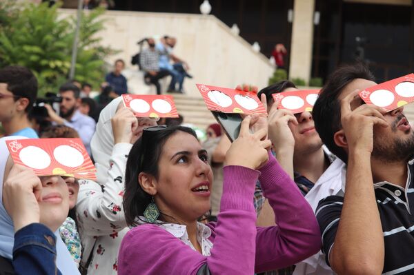 هواة الفلك السوريين يرصدون كسوف الشمس في دمشق هواة الفلك السوريين يرصدون كسوف الشمس في دمشق - سبوتنيك عربي