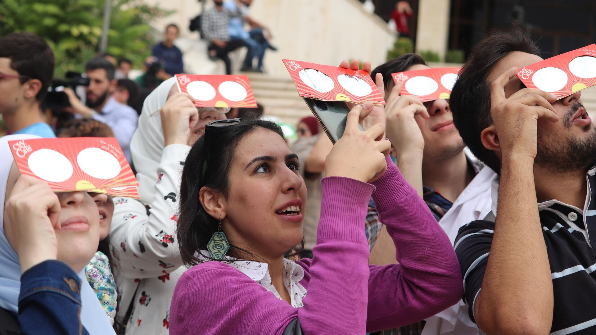 هواة الفلك السوريين يرصدون كسوف الشمس في دمشق هواة الفلك السوريين يرصدون كسوف الشمس في دمشق - سبوتنيك عربي, 1920, 25.10.2022