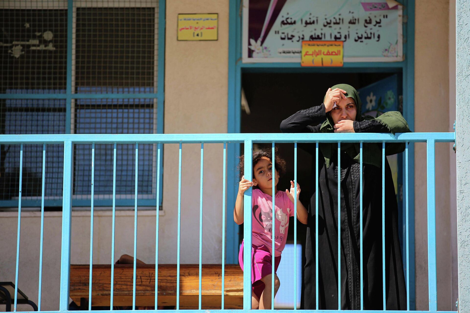 النازحون من قصف القوات الإسرائيلية في إحدى مدارس وكالة الأونروا في قطاع غزة، فلسطين - سبوتنيك عربي, 1920, 28.10.2022