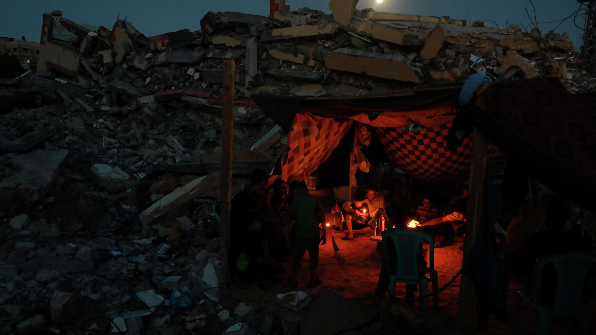 12 قتيلا و40 مصابا جراء قصف إسرائيلي خيام النازحين غربي خان يونس بقطاع غزة
