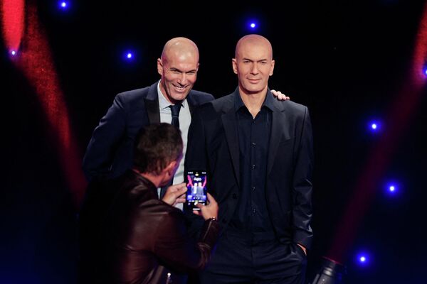 لاعب كرة القدم الفرنسي السابق زين الدين زيدان يقف بجانب تمثاله الشمعي الجديد في متحف جريفين في باريس، فرنسا 24 أكتوبر 2022. - سبوتنيك عربي