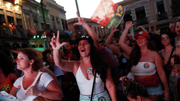 احتفال أنصار الرئيس البرازيلي السابق لويس إيناسيو لولا دا سيلفا بعد فرز 70% من الأصوات، الأحد، 30 أكتوبر/ تشرين الأول 2022 - سبوتنيك عربي