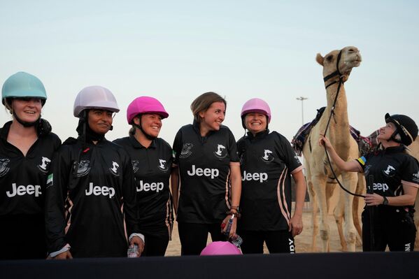 متسابقات الهجن بعد مشاركتهن في السباق الأول للموسم الذي نظمه مركز ركوب الجمال في الصحراء العربية في مضمار المرموم في ضاحية دبي، الإمارات العربية المتحدة،  29 أكتوبر 2022. - سبوتنيك عربي