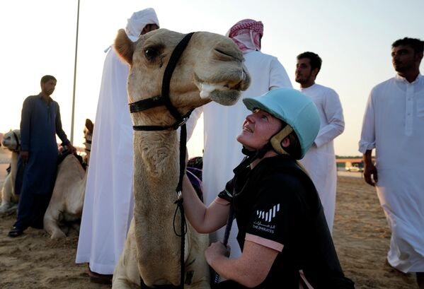 تأخذ المتسابقة النيوزيلندية سارة كولينز لحظة مع جملها، قبل السباق الأول لهذا الموسم الذي ينظمه مركز ركوب الجمال الصحراوي العربي في مضمار المرموم لسباق الضاحية بدبي، الإمارات العربية المتحدة، 29 أكتوبر 2022. - سبوتنيك عربي