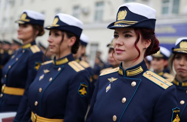 المشاركات في حفل تخرج الضباط اليافعين في معهد كراسنودار العالي للطيران العسكري باسم بطل الاتحاد السوفيتي أ. ك. سيروف - سبوتنيك عربي