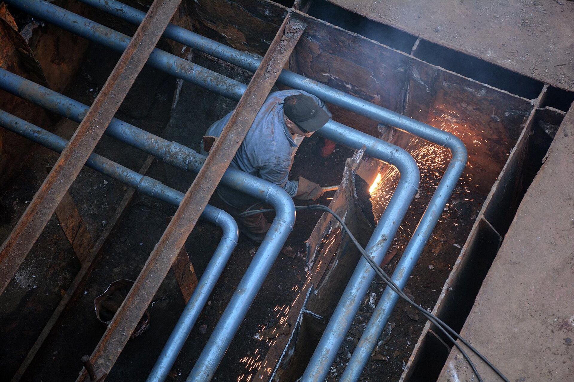 سفّان سوري يواجه الحصار ويستقطب أول سفينة أجنبية إلى (حوضه) في بانياس سفّان سوري يواجه الحصار ويستقطب أول سفينة أجنبية إلى (حوضه) في بانياس - سبوتنيك عربي, 1920, 02.11.2022