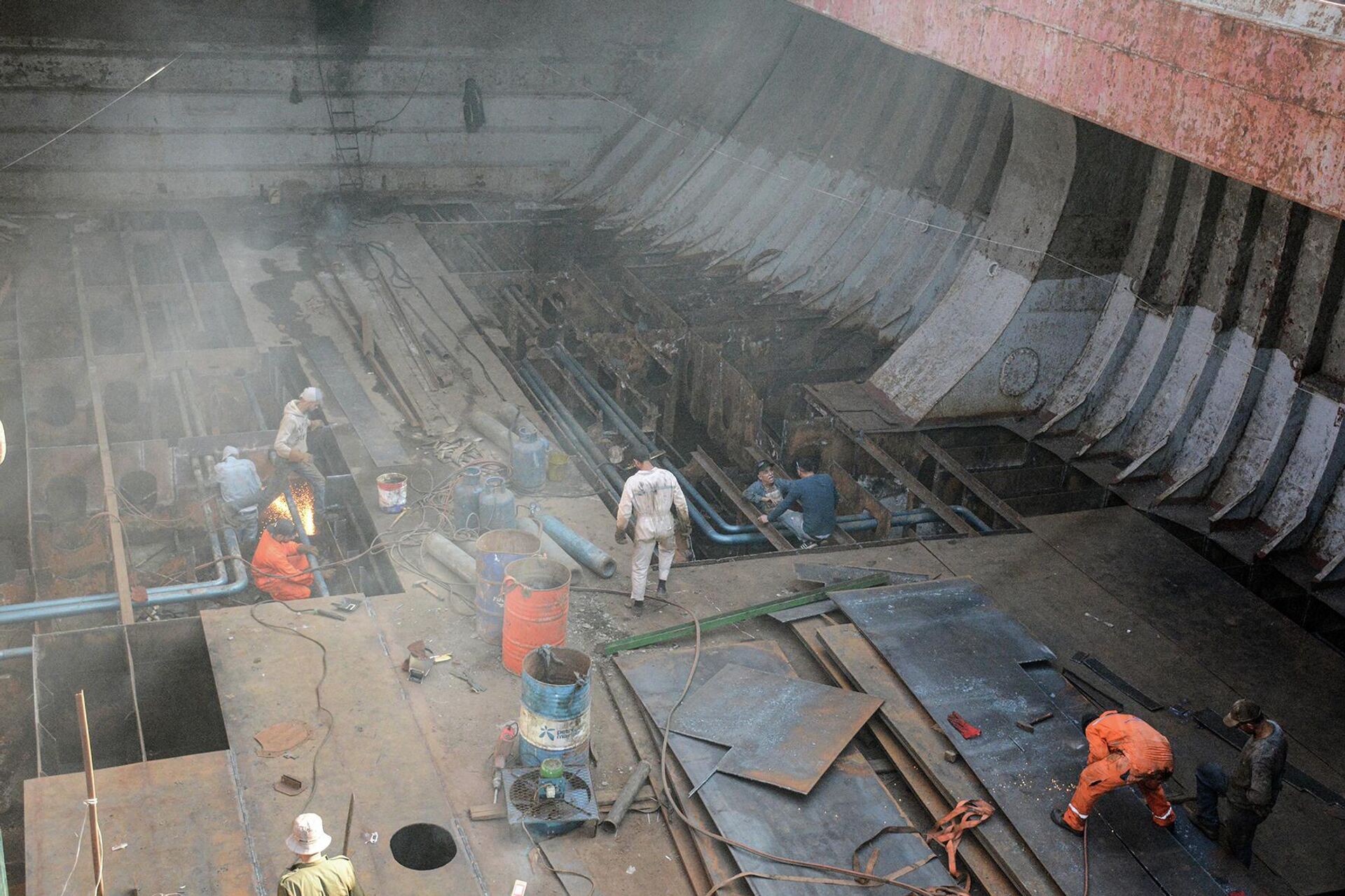 سفّان سوري يواجه الحصار ويستقطب أول سفينة أجنبية إلى (حوضه) في بانياس سفّان سوري يواجه الحصار ويستقطب أول سفينة أجنبية إلى (حوضه) في بانياس - سبوتنيك عربي, 1920, 02.11.2022