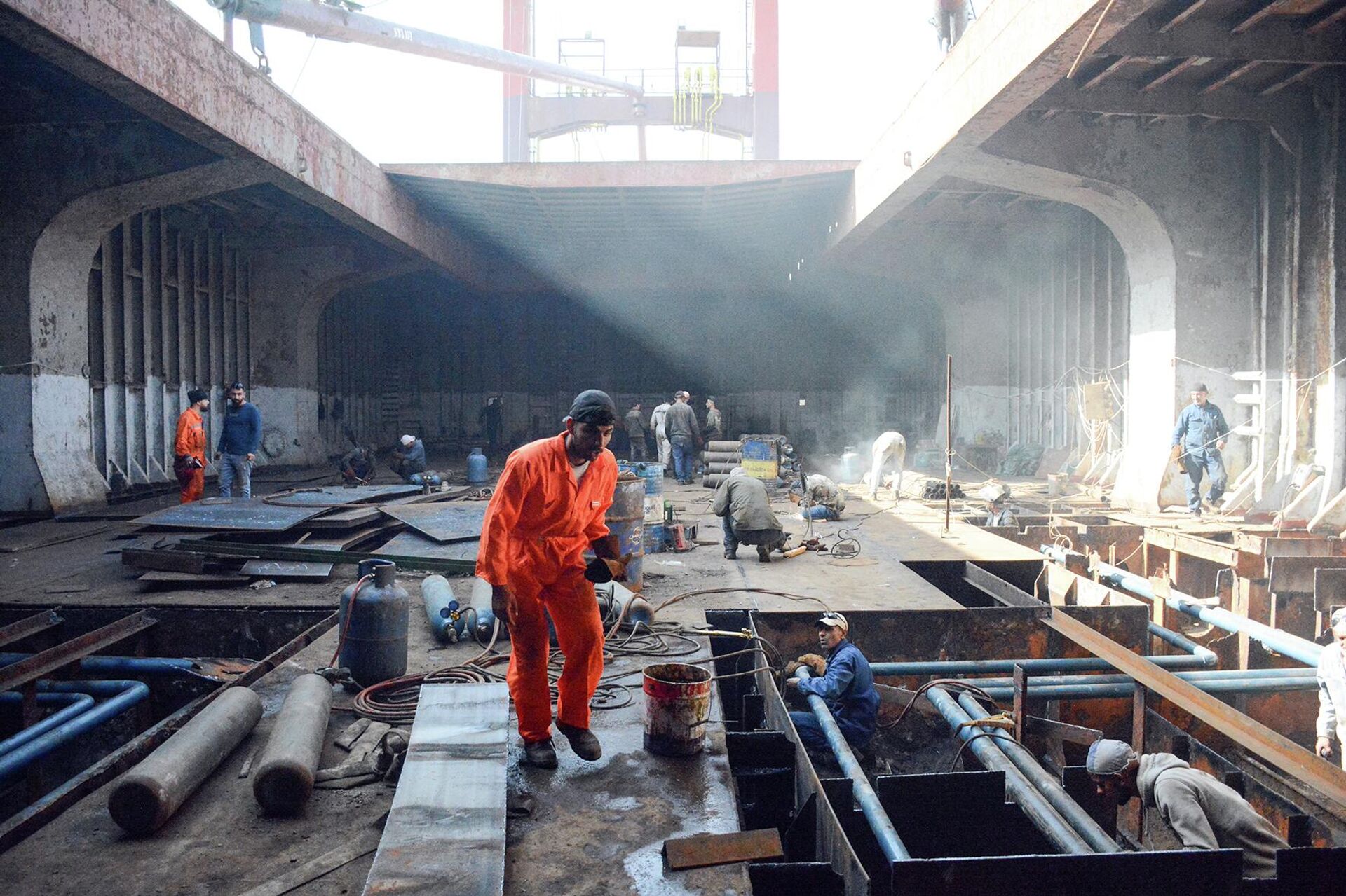 سفّان سوري يواجه الحصار ويستقطب أول سفينة أجنبية إلى (حوضه) في بانياس سفّان سوري يواجه الحصار ويستقطب أول سفينة أجنبية إلى (حوضه) في بانياس - سبوتنيك عربي, 1920, 02.11.2022