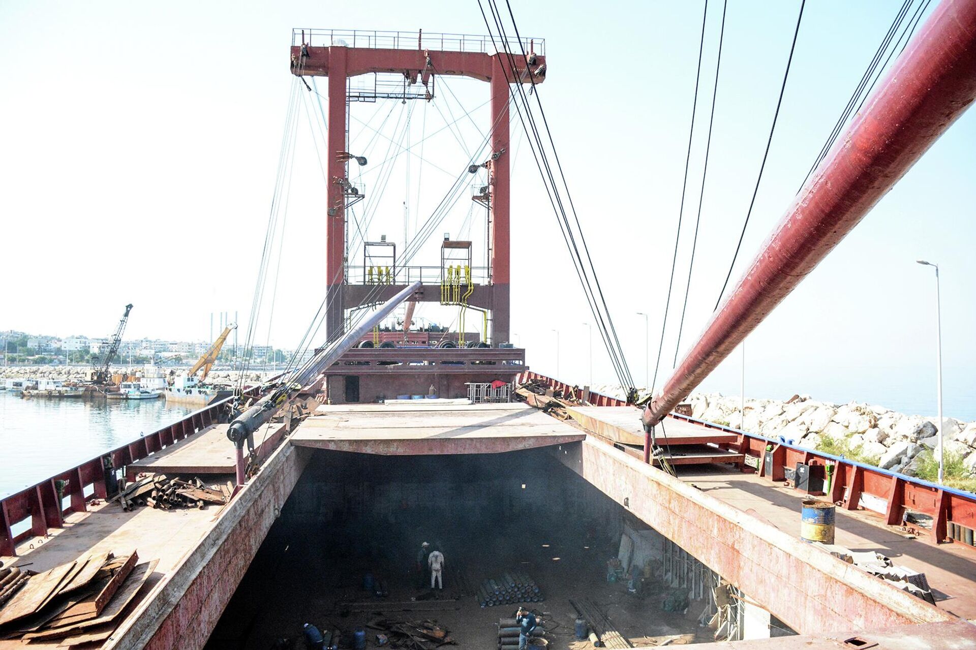 سفّان سوري يواجه الحصار ويستقطب أول سفينة أجنبية إلى (حوضه) في بانياس سفّان سوري يواجه الحصار ويستقطب أول سفينة أجنبية إلى (حوضه) في بانياس - سبوتنيك عربي, 1920, 02.11.2022