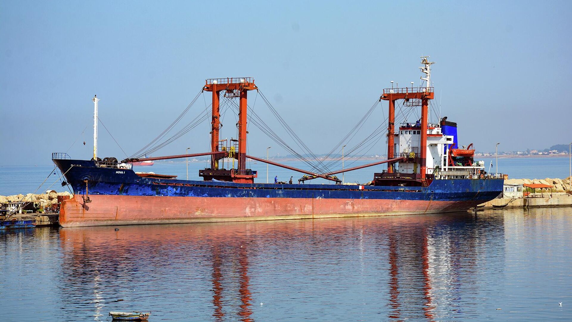 سفّان سوري يواجه الحصار ويستقطب أول سفينة أجنبية إلى (حوضه) في بانياس سفّان سوري يواجه الحصار ويستقطب أول سفينة أجنبية إلى (حوضه) في بانياس - سبوتنيك عربي, 1920, 02.11.2022