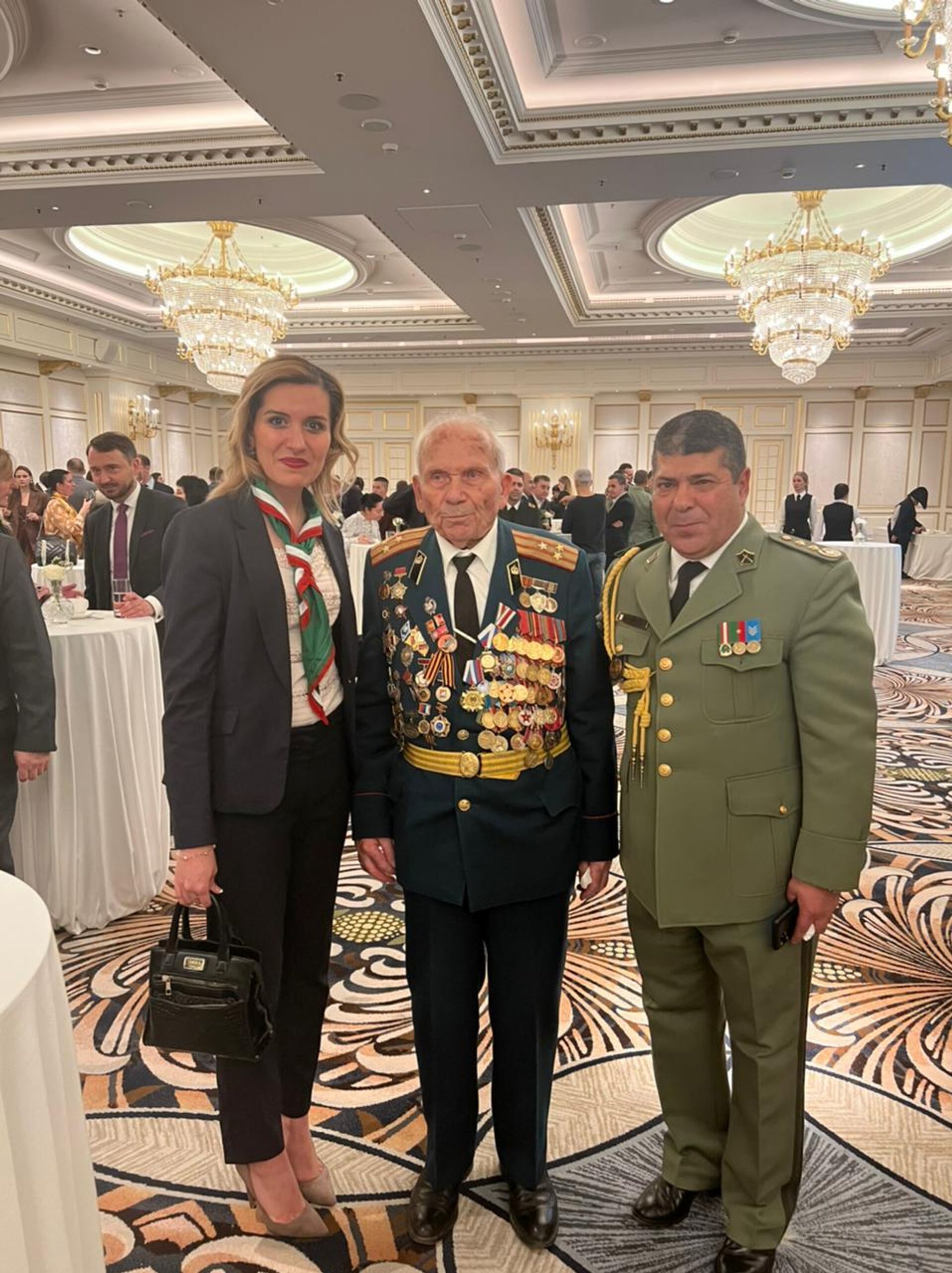  أحد المشاركين ضمن هذا الفريق، أندريه ياكفيليفيتش بافلينكو، رفقة العقيد الجزائري بالملحقية العسكرية محمد دحلب خلال احتفالية عيد الثورة التحريرية الـ 68 للجزائر في سفارة الجزائر في موسكو، روسيا - سبوتنيك عربي, 1920, 02.11.2022