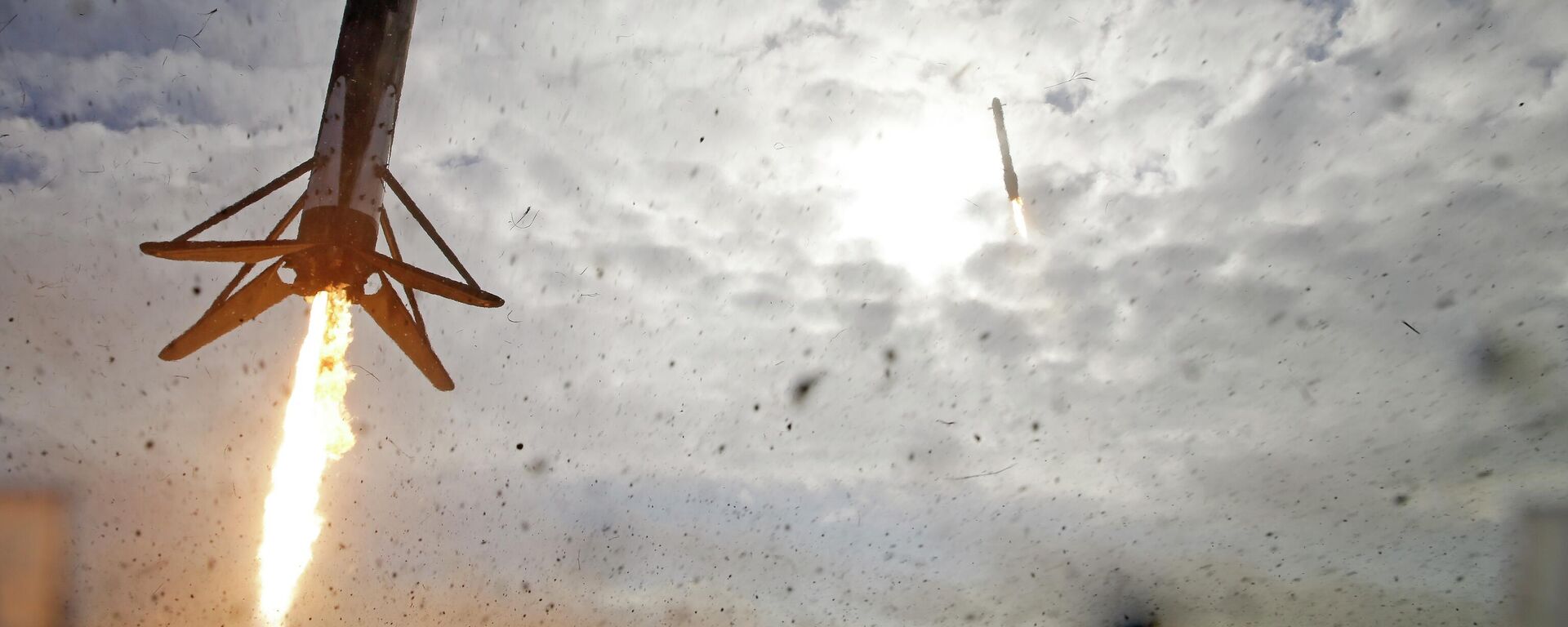 عودة مثبتا صاروخ سبيس إكس فالكون الثقيل (يسار ووسط الصورة) إلى كيب كانافيرال للهبوط بعد حوالي ثماني دقائق من الإقلاع في كيب كانافيرال ، فلوريدا، 1 نوفمبر 2022 - سبوتنيك عربي, 1920, 29.12.2023