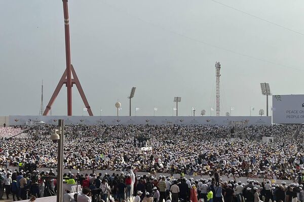 عشرات الآلاف يؤدون القداس الإلهي بحضور بابا الفاتيكان في البحرين 
 - سبوتنيك عربي