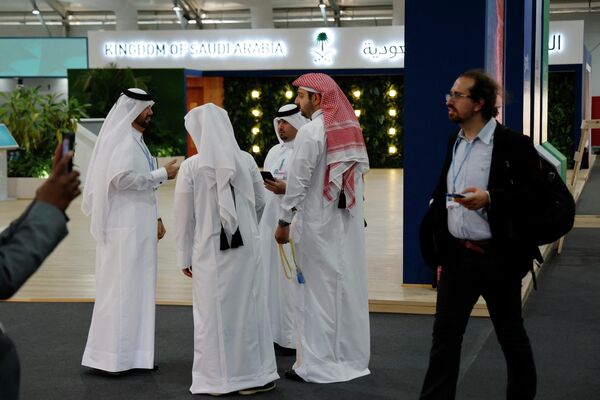 المشاركون يجتمعون أمام المنصة السعودية داخل مركز شرم الشيخ الدولي للمؤتمرات، في اليوم الأول لقمة المناخ COP27، في منتجع شرم الشيخ المصري المطل على البحر الأحمر، في 6 نوفمبر 2022 - سبوتنيك عربي