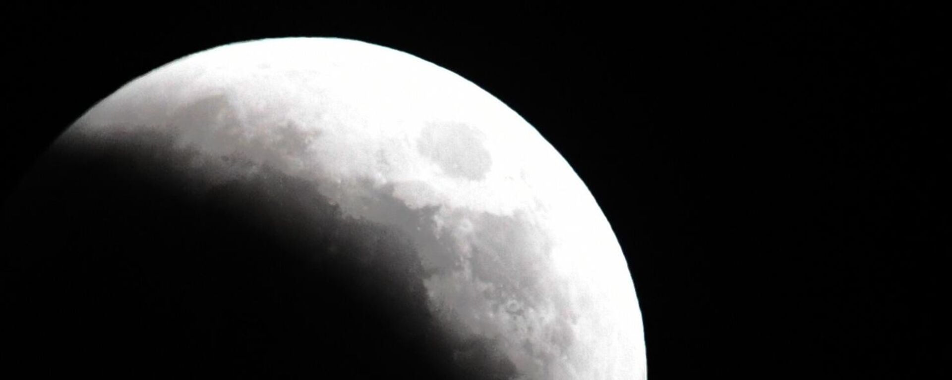 القمر خلال الكسوف في فلاديفوستوك الروسية. في 8 نوفمبر، بعد الظهر، سيُغطى القمر جزئيًا بظل الأرض، وسيغطي القمر أورانوس ويتحول إلى اللون الأحمر القرمزي (القمر الدموي). سيكمل هذا الحدث ممر الكسوف الذي بدأ في أكتوبر/ تشرين الأول. في المرة القادمة يمكن رؤية هذه الظاهرة فقط في غضون سنوات قليلة. - سبوتنيك عربي, 1920, 03.04.2023